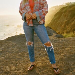 American Eagle Women’s High Rise Strigid Ripped Mom Jeans Size 12 Short